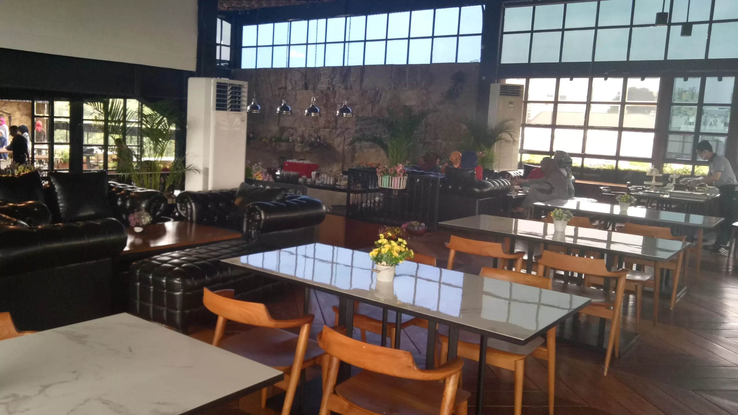 Roofpark Cafe & Restaurant, bisa makan di malam hari