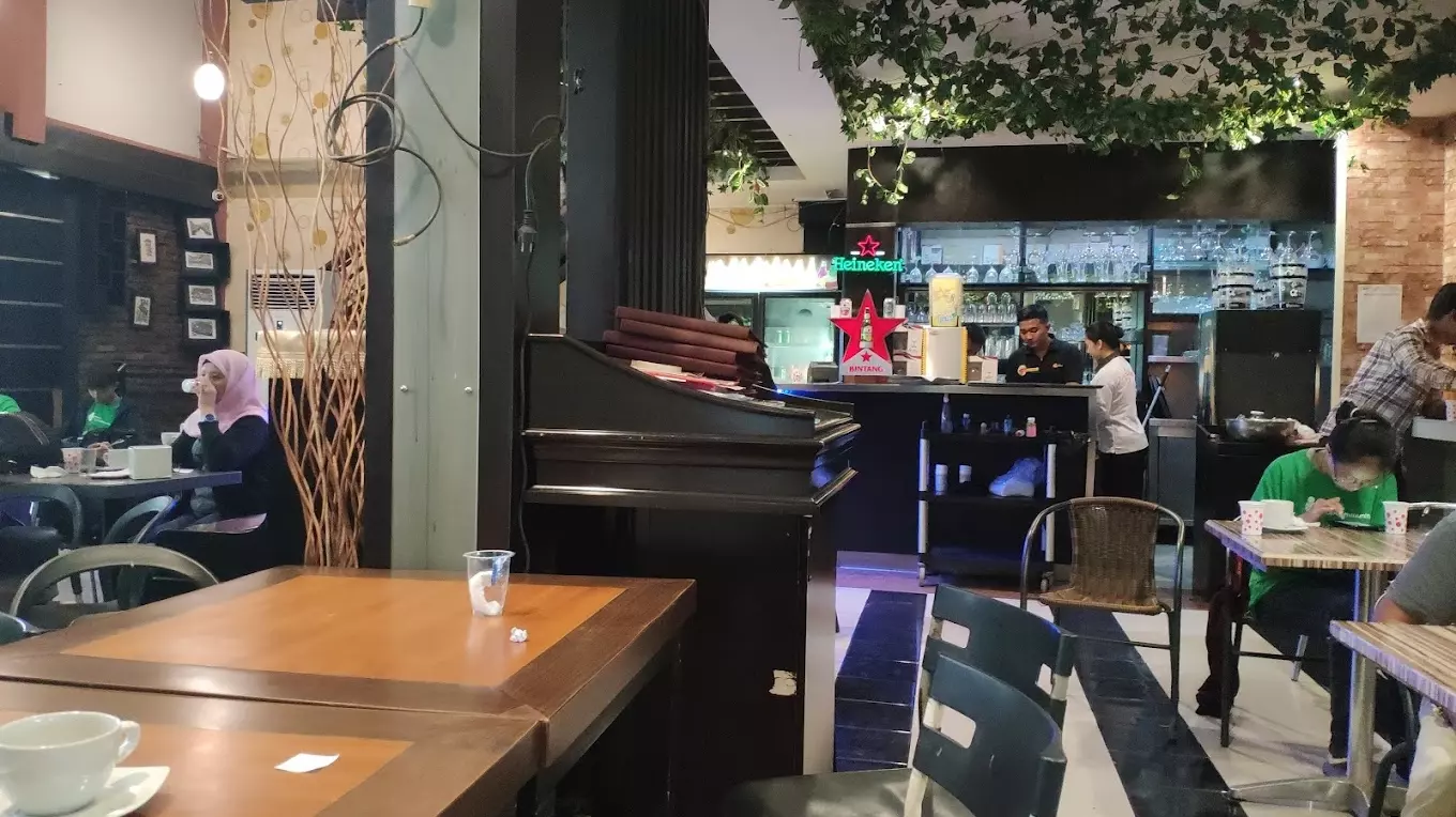 Ben's Cafe, Tempat Nongkrong di Medan