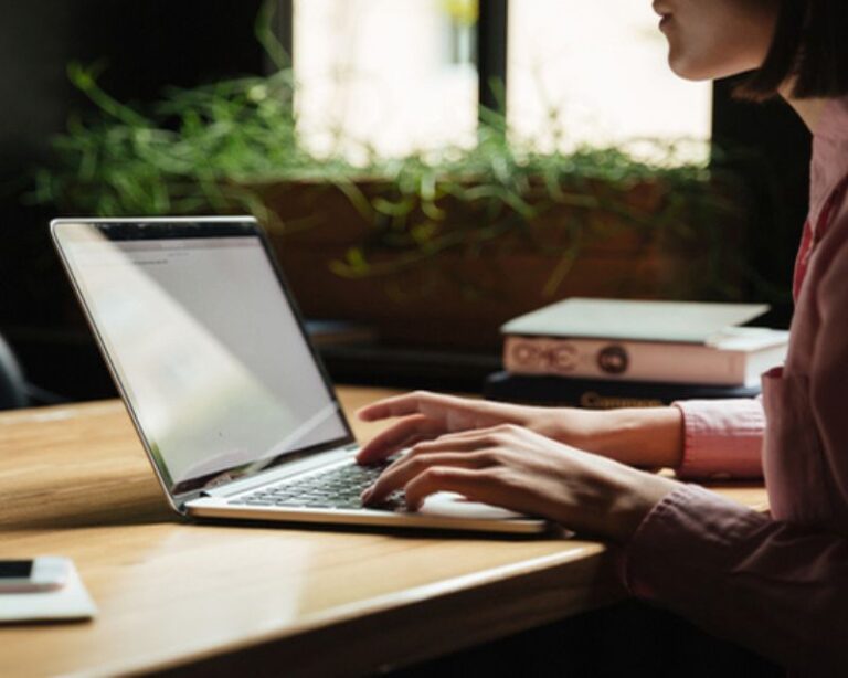cara meredupkan layar laptop